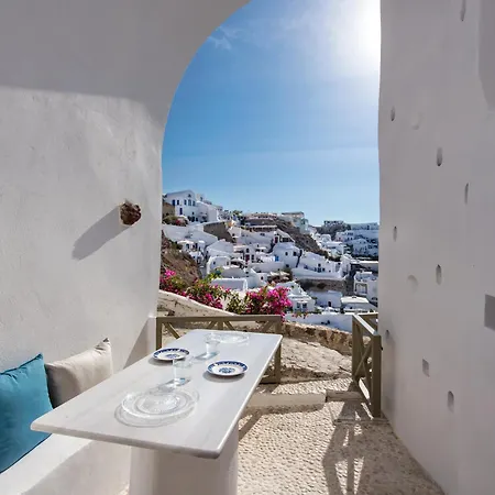 Rhenia's Oia (Santorini)