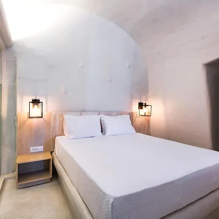 Rhenia's Oia (Santorini)