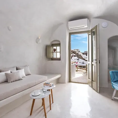 Rhenia's Oia (Santorini)