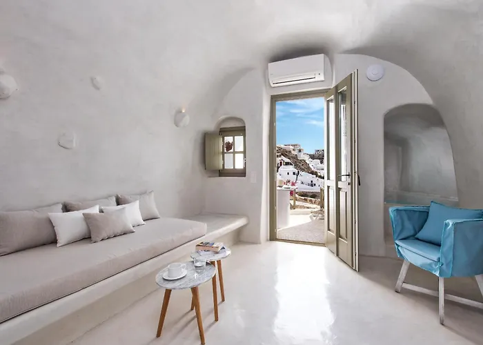 Rhenia's Oia (Santorini)