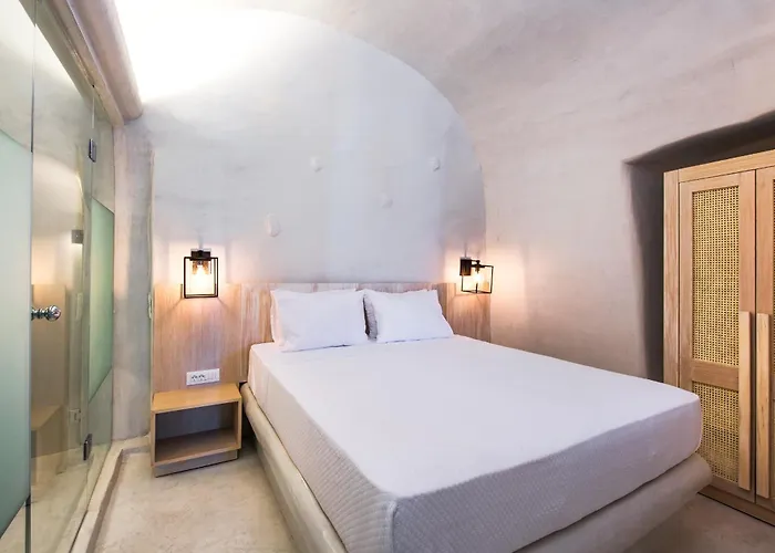 Rhenia's Oia (Santorini)